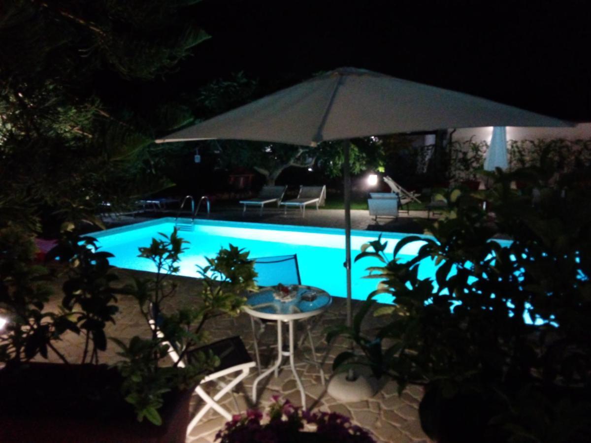 Casa Vacanza Augusto อุจจาโน ลาเคียซา ภายนอก รูปภาพ