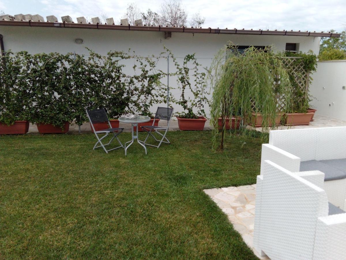 Casa Vacanza Augusto อุจจาโน ลาเคียซา ภายนอก รูปภาพ