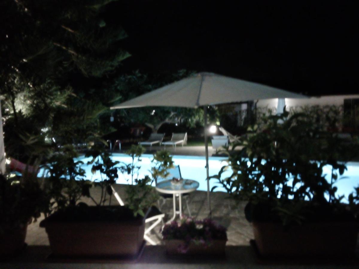 Casa Vacanza Augusto อุจจาโน ลาเคียซา ภายนอก รูปภาพ