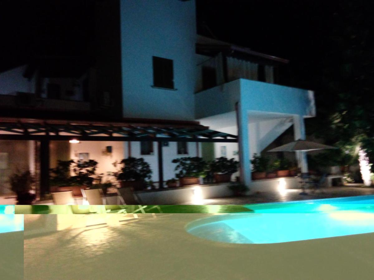 Casa Vacanza Augusto อุจจาโน ลาเคียซา ภายนอก รูปภาพ