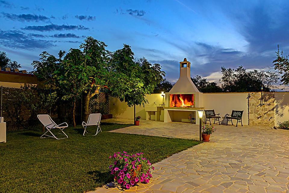 Casa Vacanza Augusto อุจจาโน ลาเคียซา ภายนอก รูปภาพ